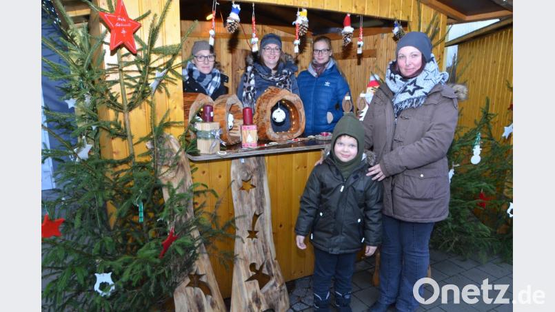 Luca kommt mit seiner Mama zu Besuch ins Pflegeheim Dr. Loew Soziale Dienstleistungen und bleibt gleich mal an der kleinen Budenstadt hängen. Nikolaus, Sterne und kleine Schneemänner sind auch viel zu schön anzuschauen, bevor es zur Feier in den Aufenthaltsraum geht. Bild: dob