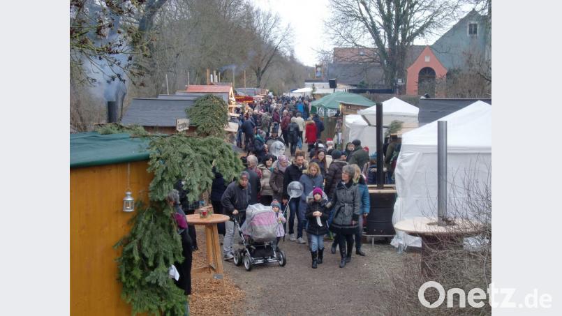 Vom schlechten Wetter ließen sich die Besucher nicht abhalten und schlenderten durch den Nikolausmarkt. Bild: aub