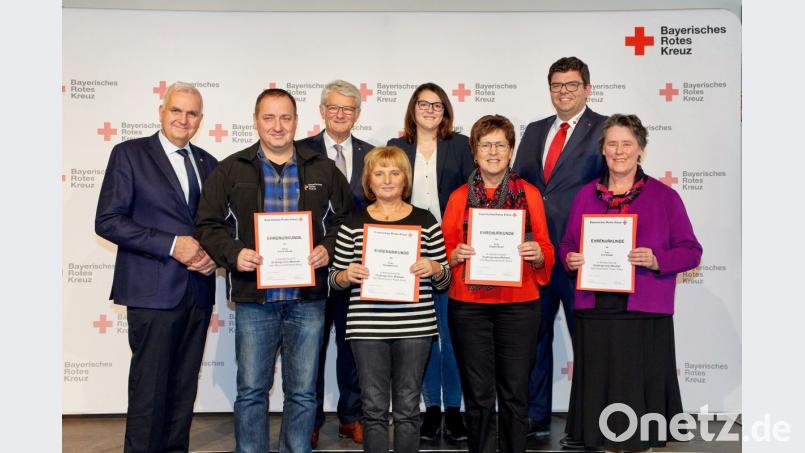Die Arbeitsjubilare des Kreisverbandes Tirschenreuth im BRK Vera Ziegler (rechts), Brigitte Bauer (Dritte von rechts), Elisabeth Fehr (Vierte von links) und Armin Schoof (Zweiter von links) mit BRK-Präsident Theo Zellner (Dritter von links) , BRK-Landesgeschäftsführer Leonhard Stärk (links), BRK-Kreisgeschäftsführer Holger Schedl (Zweiter von rechts) und Amelie Bösl, Personalservices (Vierte von rechts). Bild: exb
