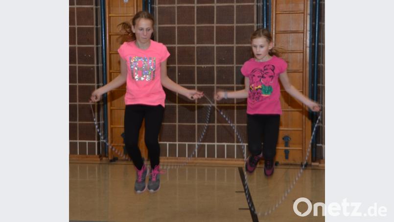 Im Rhythmus über das dünne Seil zu springen ist das bekannte Seilhüpfen von früher und kommt als Rope Skipping zurück in die Turnhallen. Bild: dob