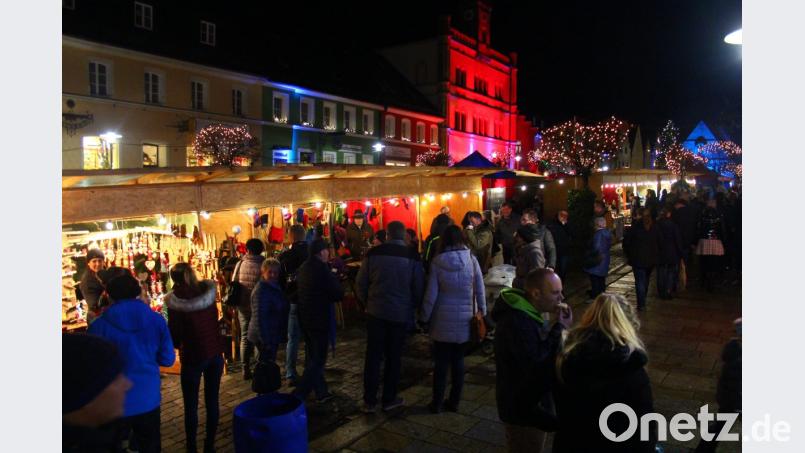 Die viele Buden sind von dem heimeligen Licht umgeben Bild: stg