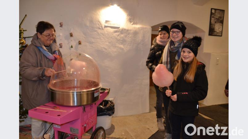 Über die süße Zuckerwatte freut sich dieses Mädchen, die Gisela Süß (links) drehte. Bild: gi