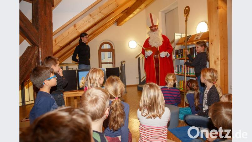 Der Nikolaus besuchte die Stadtbücherei und hatte Geschenke für die Kinder dabei. Bild: sus