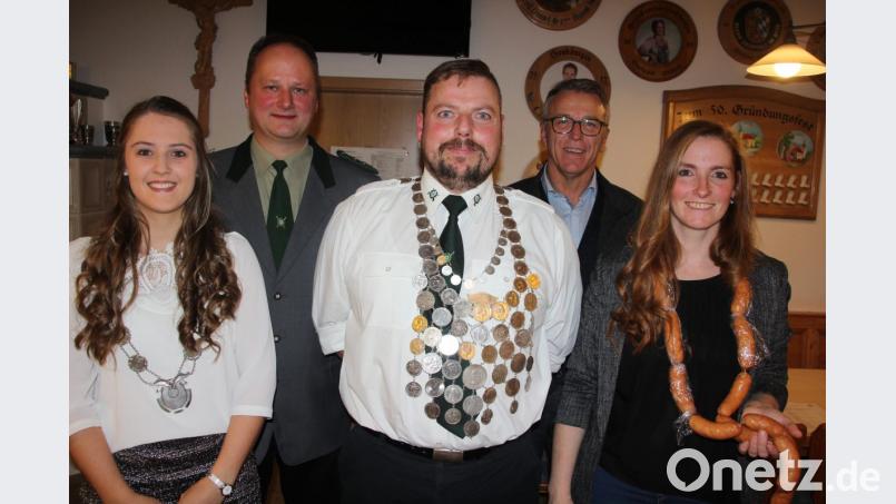 Jungschützenkönigin Maria Prockl, Schützenmeister Bernhard Härtl, Schützenkönig Stefan Zant, Bürgermeister Franz Stahl und die entthronte Schützenkönigin Melanie Bäuml mit der obligaten Knackwurstkette (von links). Bild: kro
