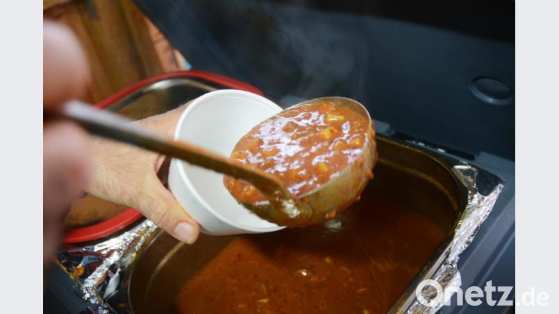 Schöpfer für Schöpfer verkauft der ASV in dieser Woche Suppe am Weihnachststandl. Bild: Gabi Schönberger