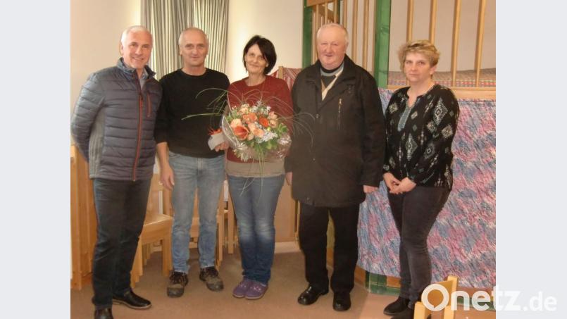 Mit einem Blumenstrauß danken Pfarrer Erwin Bauer, Kirchenpfleger Anton Hochwart und Kirchenrat Karl Schmid (ab Zweiter von rechts) der langjährigen Leiterin Beate Sparschuh. Dem Dank schloss sich Kindergartenleiterin Ramona Zangl (rechts) an. Bild: gz