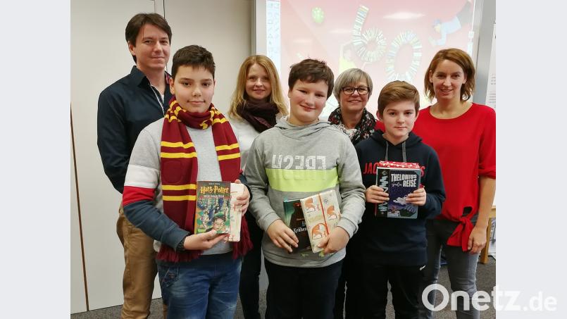 Die Jurymitglieder Karin Wilnauer, Gisela Westiner, Claudia Hausmann und Deutsch-Fachbetreuer Andreas Fröhlich (hintere Reihe von rechts) gratulierten den Siegern des diesjährigen Vorlesewettbewerbs der sechsten Klassen am Johann-Andreas-Schmeller-Gymnasium und überreichten jeweils einen Buchpreis. Schulsieger wurde Simon Lechner (6a, Zweiter von rechts). Mit ihm in die Endrunde kamen Daniel Amode (6c, Mitte) und Markus Gerber (6d, Zweiter von links). Bild: exb