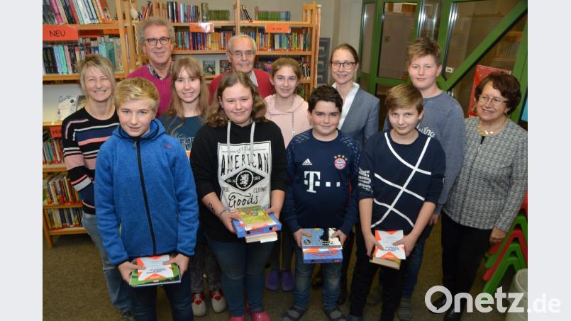 Niklas Beck aus Eslarn (vorne, links) ist der beste Leser der Pfalzgraf-Friedrich-Mittelschule. Auf den weiteren Plätzen folgten Felicitas Levin, Lucas Troll und Timo Zellner (vorne, von links). Bild: dob