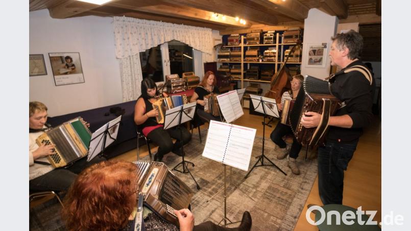 Der Kurs &quot;Steirische Harmonika&quot; im Musikantenladl ist reine Frauensache. Nur Wolfgang Lang fällt aus der Reihe. Bild: dtr