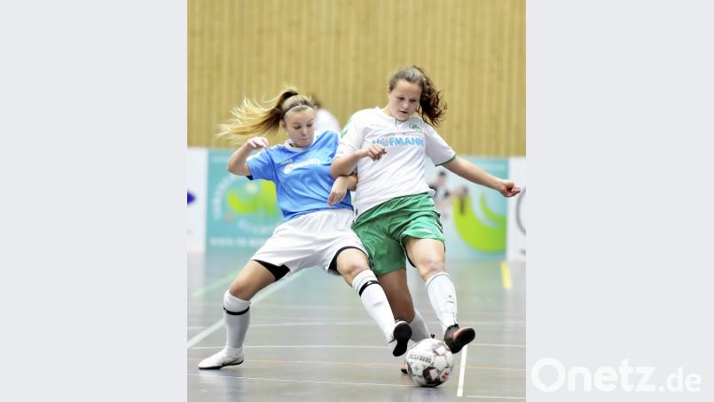 Ein Zweikampf im Spiel des TSV Theuern „blau“ (links) gegen die SpVgg Greuther Fürth. In der Abschlusstabelle stand der Gastgeber mit beiden Mannschaften ganz oben. Platz drei ging an den Bayernligisten Greuther Fürth. Bild: Hubert Ziegler