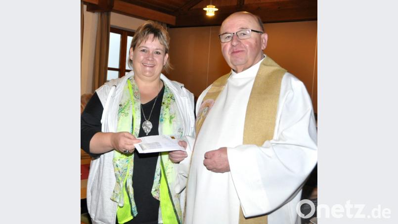 Frauenbund-Vorsitzende Sonja Schmid-Herdegen (links) überreichte Pfarrer Wilhelm Bauer eine Spende für die St.Jodok-Kirche. Bild: es