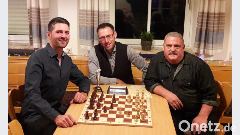 Alexander Graf (links) holt sich ungeschlagen den Titel des Stadtmeisters. Zweiter wird Rudolph Schicker (rechts), Dritter Michael Vogt. Bild: krb