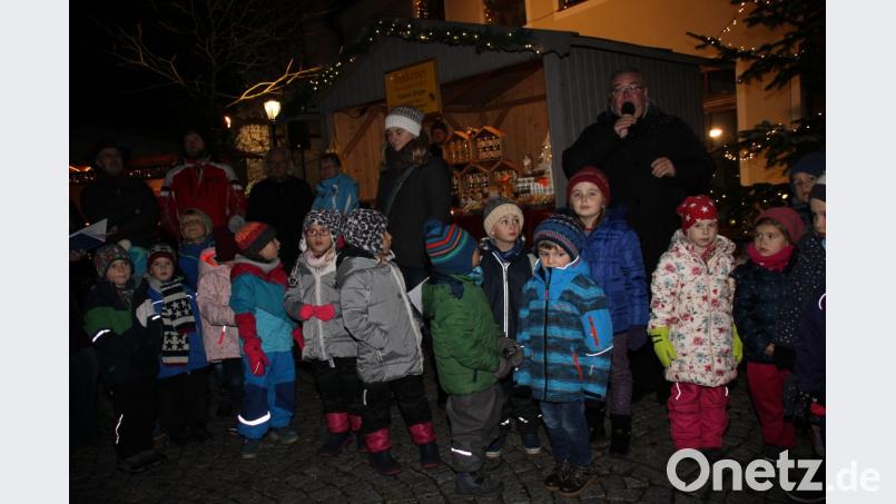 Den Schnaittenbacher Weihnachtsmarkt eröffnete Bürgermeister Sepp Reindl. Die Kinder des Kindergartens St. Maria gestalteten den Auftakt mit Liedern, Gedicht und Geschichte. Bild: ads