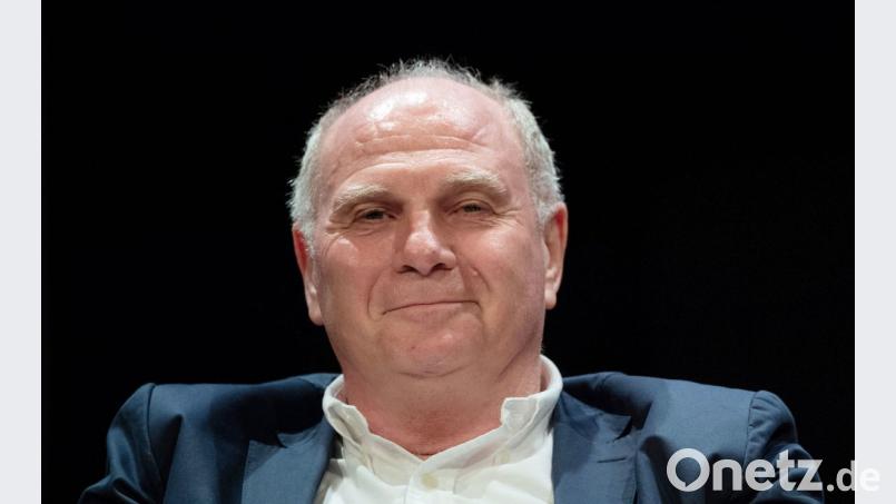 Bald gehen oder noch länger bleiben?Was macht Uli Hoeneß beim FC Bayern? Bild: Marijan Murat/dpa