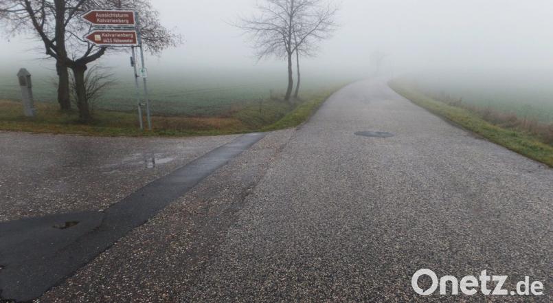 Mehrheitlich beschließt der Marktgemeinderat in seiner Jahresabschlusssitzung, dass die Gemeindeverbindungsstraße von Thurndorf nach Sassenreuth ab der Zufahrt zum Kalvarienberg (links im Bild) in den Wintermonaten gesperrt wird. Bild: Brendel, Hubert (BR)