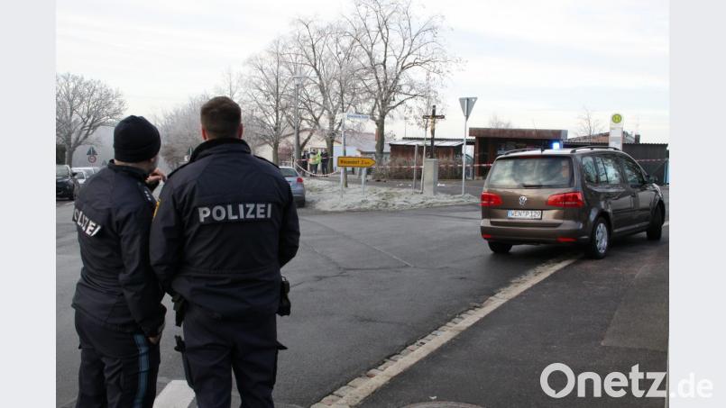 Polizisten stehen vor dem Bushäuschen in Neunkirchen, an dem es zu dem Zwischenfall gekommen ist. Bild: za