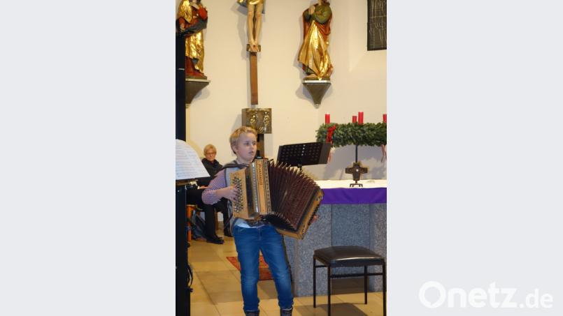 Auf seiner Steirischen spielt Nachwuchsmusiker Thomas Haas das &quot;Hirtenlied&quot; und das &quot;Karwendellied&quot;. Bild: lnz