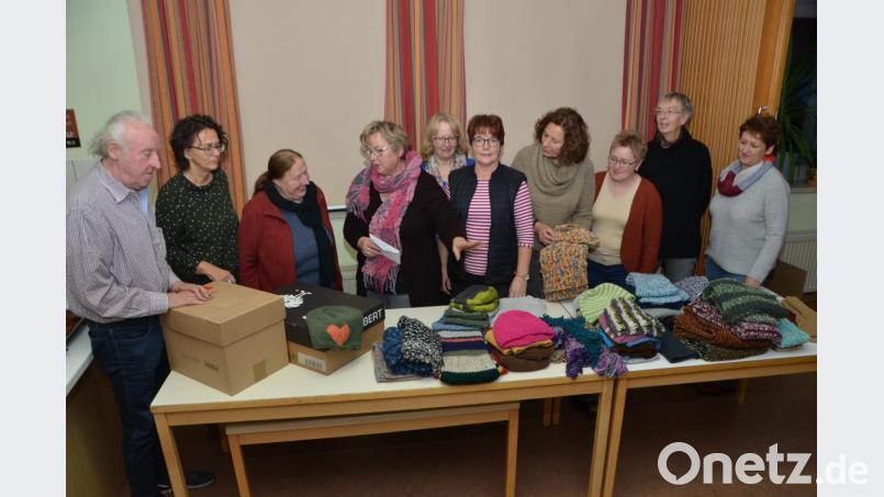 Die Strickerinnen um Karin Wappmann (Vierte von links) haben sich für die Obdachlosenhilfe Weiden stark gemacht und nun die Spenden an die Vorsitzenden Ursula Barrois (Dritte von links) und Stellvertreter Walter Max Fentzke (links) überreicht. Bild: dob