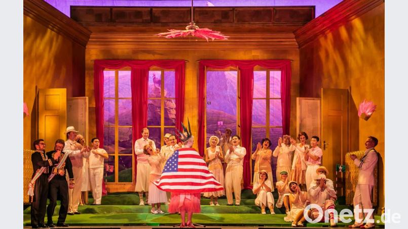 Viel amerikanischer Slapstick-Humor prägt die Inszenierung von Aaron Stiehl am Theater Regensburg. Bild: Jochen Quast
