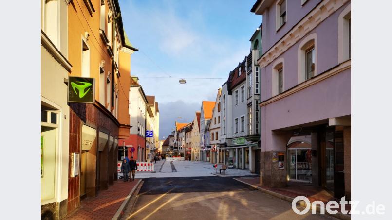 Die Friedrich-Ebert-Straße, hier ein Blick in Richtung Marktplatz, ist seit Montag wieder befahrbar. Im Laufe des Nachmittags kamen die Sperren weg. Bild: Thomas Dobler