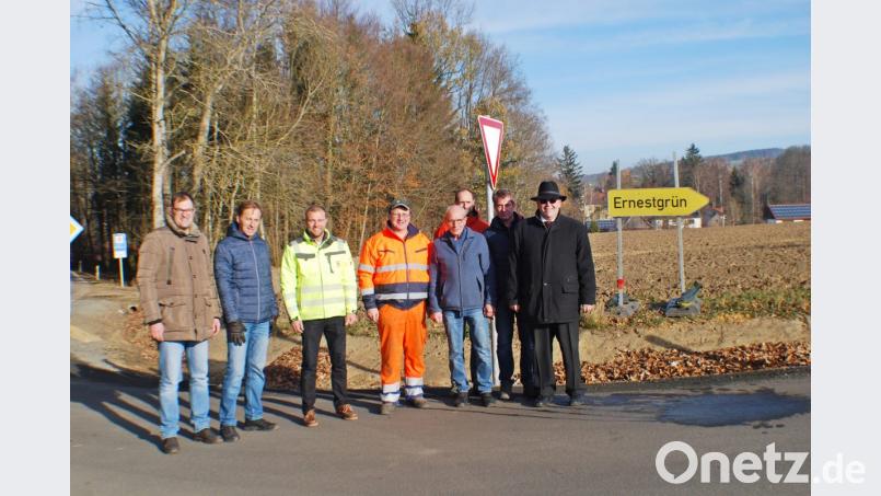 Bei der Schlussabnahme der Straßenbaumaßnahmen in Ernestgrün: (von rechts) Bürgermeister Klaus Meyer, Oliver Holmer, Bauleiter der Firma Hilgarth, Geschäftsführer Bernd Hilgarth, Seniorchef Theo Schaumberger, Wasserwart Konrad Hart, Geschäftsführer Johannes Schaumberger, Robert Ernstberger (Planungsbüro) und Stefan Döllinger (Geschäftsleitung Markt Neualbenreuth). Bild: enz
