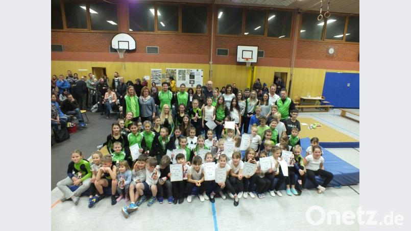 Mehr als 50 Jugendliche zeigen bei der Vereinsmeisterschaft der TSG Aktiv gute Leistungen in der Schulturnhalle. Deshalb gibt es keine Verlierer sondern nur Gewinner. Bild: soj