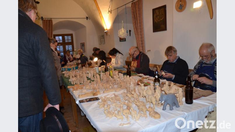 Den Holzschnitzer-Stammtisch konnte über die Schultern geschaut werden. Bild: gi