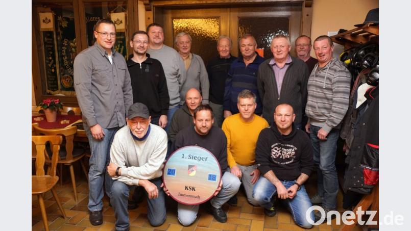 Thomas Krenzer (Mitte mit Scheibe) und Peter Hößl (links daneben) dominieren beim Jahresabschlussschießen. Vorsitzender Martin Schmid (links) dankt bei der Siegerehrung für die rege Teilnahme. Bild: bkr