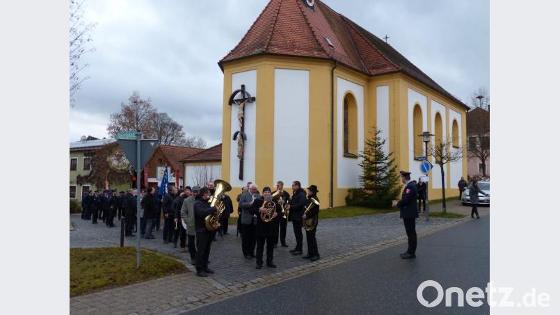 Nach dem Gottesdienst stellen sich Vereine und Vertreter der Kirche sowie der Marktgemeinde zum Zug in Richtung Gasthaus Schärtl auf Bild: hme