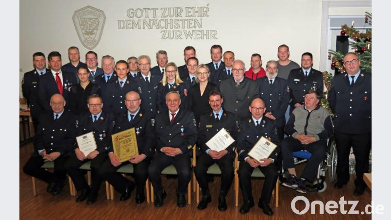 Hochrangige Ehrungen und Beförderungen der Feuerwehrmänner stehen bei der FFW Weiden auf der Tagesordnung im Beisein der Vertreter von Hilfsorganisationen. Das Feuerwehrehrenkreuz in Gold erhalten Stadtbrandrat Richard Scheider (sitzend Fünfter von links) und Wolfgang Seider (rechts daneben) für 40 Jahre aktiven Dienst. Bild: Dobmeier