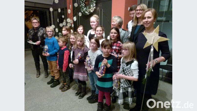 Das Rahmenprogramm der &quot;Oberpfälzer Weihnacht&quot; bestritten der Kinderchor „Pusteblume“ Um Leiterin Maria Ahlemeyer (rechts) sowie Organisatorin und Sprecherin Maria Schießl (links). Bild: bgl