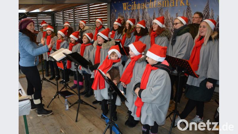 Der Jugendchor aus Chodov gab Kostproben seines Könnens auf dem Waldsassener Weihnachtsmarkt. Bild: jr