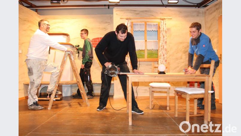 Johannes Puff, Johannes Wittmann, Dominik Meyer und Felix Woppmann (von links) basteln am Bühnenbild. Bild: pi