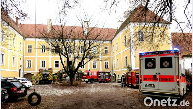 Im Fronberger Schloss breitete sich übers Wochenende Rauch im kompletten Erdgeschoss eines etwa 20 Meter langen Gebäudeteiles aus. Bild: Hirsch