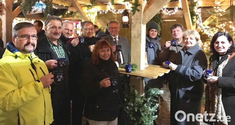 Die Komitee-Mitglieder ließen das Jahrestreffen auf dem Schwandorfer Weihnachtsmarkt ausklingen. Bild: Hirsch
