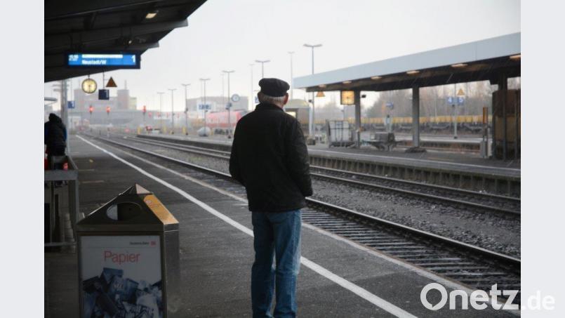 Wie Hunderte Pendler und Reisende wartet dieser Mann am Montag vergeblich auf die Bahn. Warnstreiks verursachen zahlreiche Ausfälle. Bild: Gabi Schönberger