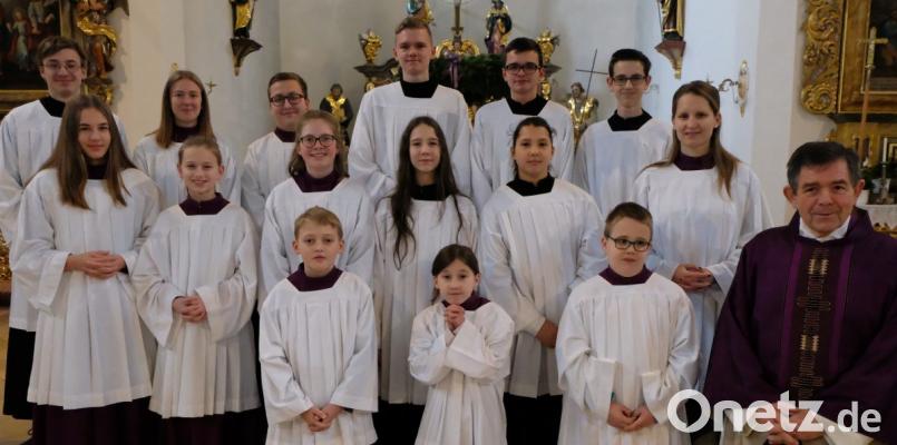 Über drei neue Ministranten freut sich die katholische Pfarrei. Sie heißt Laura Barth, Tamino Hacker und Dominik Jakob in einem feierlichen Gottesdienst willkommen. Bild: lehner