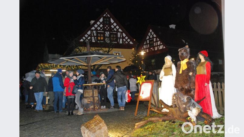 Die Märchengruppe Schneeweißchen und Rosenrot und der dicht umlagerte Stand der KLJB Neualbenreuth vor dem Sengerhof. Bild: enz