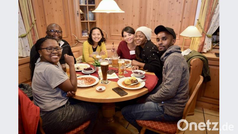 Sechs Personen, sechs Nationen – alle an einem Tisch mit viel Spaß. Bild: J.F. Winkler