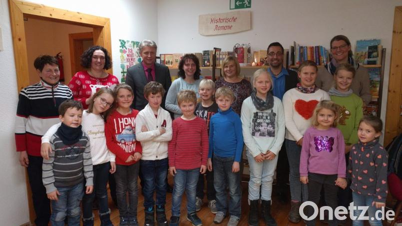 Großen Zuspruch fand die Lesewanderung des Bücherei-Teams. Im Bild (von links): Helga Sollfrank, Tina Zeitler (beide Bücherei-Team), Bürgermeister Lothar Müller, Ramona Roderer (Vorsitzende Frauenbund Plößberg-Schönkirch), Lisa Schön (Vertreterin Frauenbund Beidl), Michael Haubner (Jugendbeauftragter), Judith Gleißner (Bücherei-Team) sowie einige teilnehmende Kinder an der Lesewanderung. Bild: exb