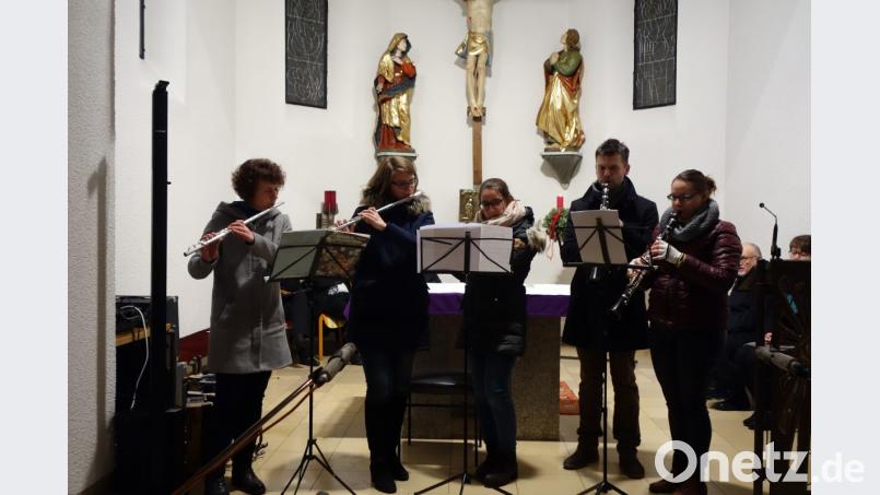 Mit drei Stücken bereichert die Holzbläsergruppe der Stadtkapelle Mitterteich das Adventssingen. Bild: lnz
