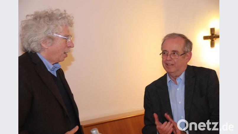 EBW-Vorsitzender Siegfried Kratzer (rechts) im Gespräch mit dem Lyriker Johano Strasser. Bild: td
