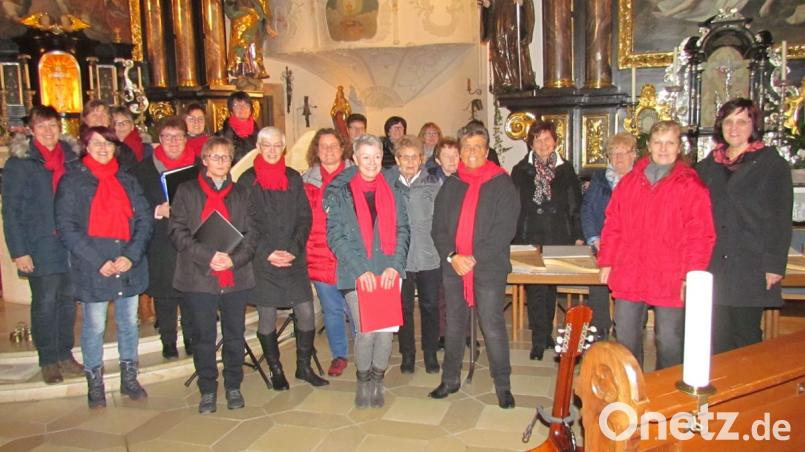 Der Chor „Encores“ und die Veeh Harfengruppe der Musikschule sorgen bei den Zuhörern für vorweihnachtliche Stimmung. Bild: is