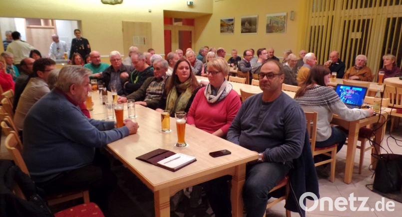 Informationen aus „erster Hand“ gab es bei der sehr gut besuchten Bürgerversammlung in der Rektor-Haindl-Aula. Bild: Brendel, Hubert (BR)