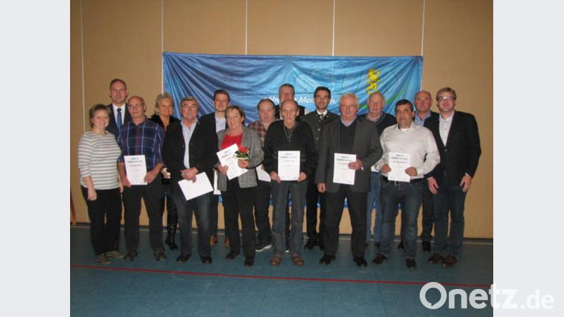 Vorsitzender Christoph Müller (rechts) und seine Vertreterin Christine Härtl (links) gratulieren mit Abgeordnetem Stephan Oetzinger (Sechster von rechts), und drittem Bürgermeister Richard Kammerer den Geehrten. Alfons Ostermeier (Vierter von rechts) ist seit 50 Jahren bei den &quot;Schwarzen&quot;. Bild: knh