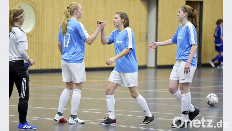 Die herausragende Anne Wagner vom TSV Theuern (2. von links) und Kolleginnen freuen sich über das erfolgreiche Turnier. Bild: Hubert Ziegler