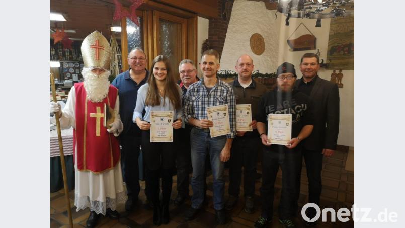 Mit einem Sieg und einem 2. Platz ist Julia Beugler erfolgreichste Schützin bei der Vereinsmeisterschaft der Reservisten. Dazu gratulieren nicht nur die Vorsitzenden Josef Schreml und Richard Berger (hinten, von links), sondern auch der Nikolaus und Bürgermeister Rainer Rewitzer (rechts). Bild: bey