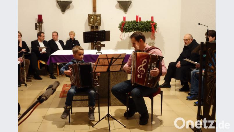 Die beiden Pleußener Max Haberkorn (links) und Simon Strohmaier spielen jeweils einige Solostücke, einen Liedbeitrag präsentieren sie als Duo. Bild: lnz