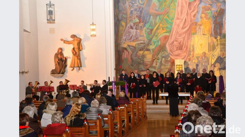 Die Bläsergruppe Oberwildenau (links) und der Kirchenchor stimmen neben dem Kinderchor beim Adventskonzert auf das Weihnachtsfest ein. Bild: bey