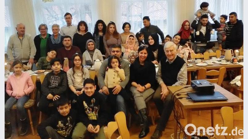 Über ein Wiedersehen freuten sich die Asylanten und die Mitglieder Helferkreises: Bürgermeister Ludwig König und Michaela Schmidt (vorne), (hinten, von links) Georg Schreyer, Melanie Graf, Irmgard Zaus, Jutta Graf und Melanie Graf. Dazwischen Davin Runschke, der Integrationslotse des Landratsamts Tirschenreuth. Bild: ld